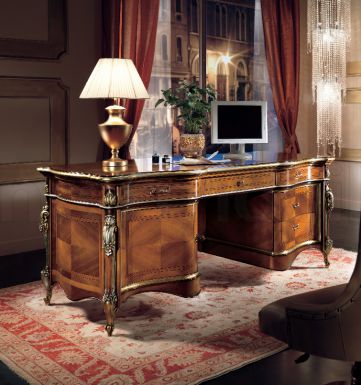 Письменный стол из натурального ореха