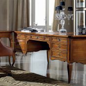 Офисное кресло и письменный стол с кожаной панелью