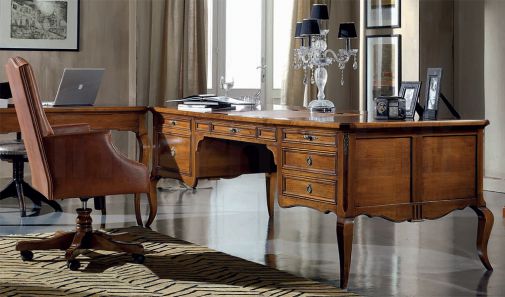Офисное кресло и письменный стол с кожаной панелью