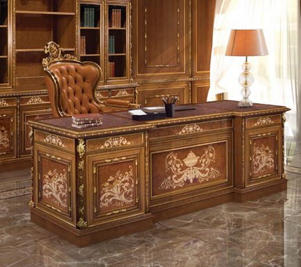 Письменный стол с инкрустацией и кресло для кабинета