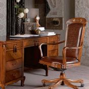 Письменный стол и крутящееся кресло.