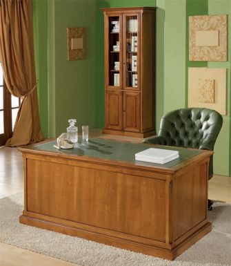 Письменный стол и мягкое офисное кресло