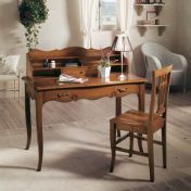 Письменный стол и стул в комплекте