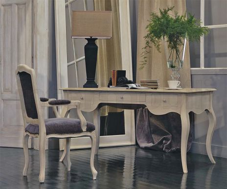 Письменный стол и кресло с резными элементами