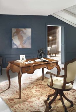 Письменный стол с мягким креслом