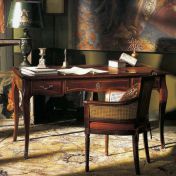 Письменный стол прямоугольной формы с выдвижными ящиками разного размера