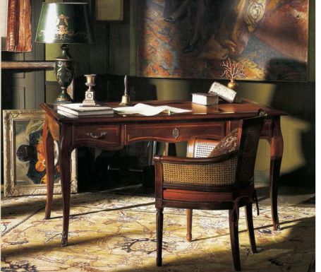 Письменный стол прямоугольной формы с выдвижными ящиками разного размера