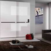 Платяной шкаф с белыми раздвижными дверями от Mercantini