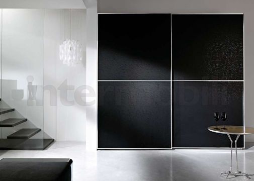 Платяной шкаф с раздвижными створками из черного стекла