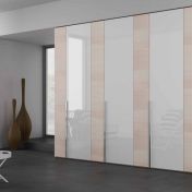 Платяной шкаф с восемью дверями разного размера от Mercantini