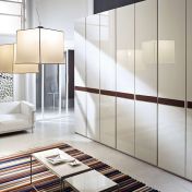 Платяной шкаф от Mercantini в глянцевом бежевом лаке