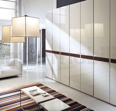 Платяной шкаф от Mercantini в глянцевом бежевом лаке