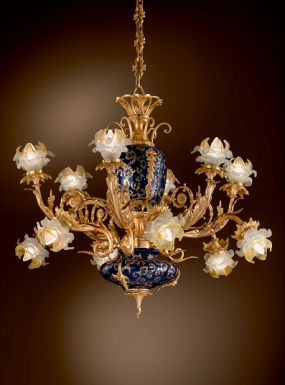 Подвесная люстра с фарфоровым основанием и абажурами из муранского стекла
