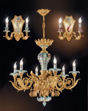 Подвесная люстра и настенное бра в классическом стиле