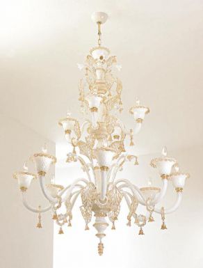 Подвесная люстра из светлого стекла