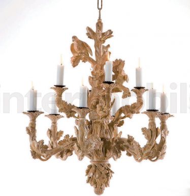 Подвесная люстра с лампочками в виде свечек.