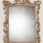 Помпезная рама для зеркало с резными элементами.