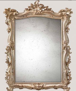 Помпезная рама для зеркало с резными элементами.