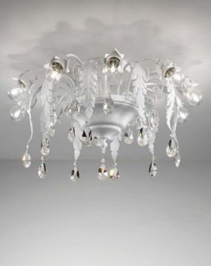 Потолочная люстра с оригинальным декором