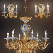 Потолочная люстра и настенное бра в классическом стиле