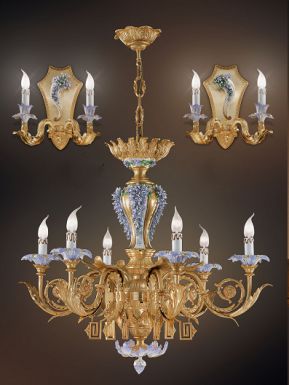 Потолочная люстра и настенное бра в классическом стиле