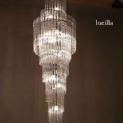 Потолочная люстра из хрусталя.