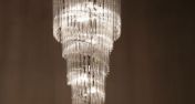 Потолочная люстра из хрусталя.