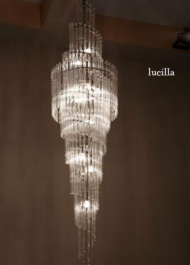 Потолочная люстра из хрусталя.