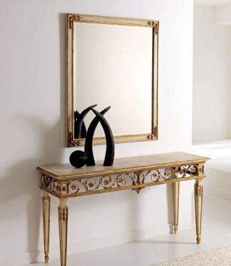 Позолоченная консоль с резными ножками и прямоугольное зеркало