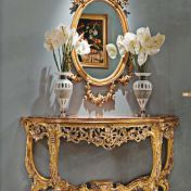 Позолоченная консоль и овальное зеркало.