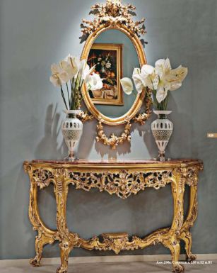 Позолоченная консоль и овальное зеркало.