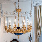 Позолоченная люстра с лампами в виде свечей