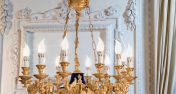 Позолоченная люстра с лампами в виде свечей