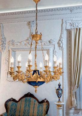 Позолоченная люстра с лампами в виде свечей