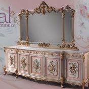 Прекрасный комод с большим зеркалом в раме.