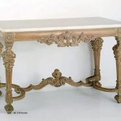 Прямоугольная консоль с декорированными ножками и с белой столешницей