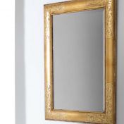 Прямоугольное зеркало в классической раме