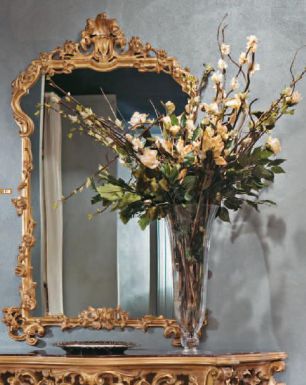 Прямоугольное зеркало в ажурной раме.