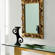 Прямоугольное зеркало в золотой раме.