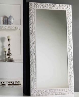 Прямоугольное зеркало в белом обрамлении