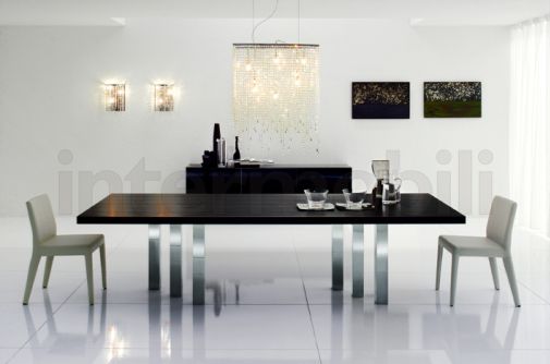 Прямоугольный стол для столовой комнаты.