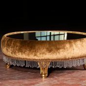 Пуф-стол с зеркальной столешницей.