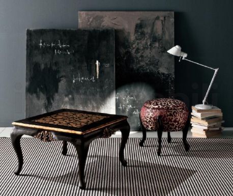 Пуфик и кофейный столик.