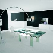 Раздвижной стеклянный стол для столовой комнаты.