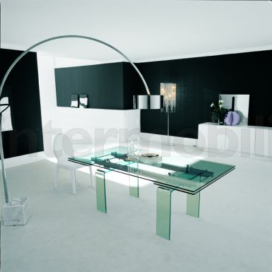 Раздвижной стеклянный стол для столовой комнаты.