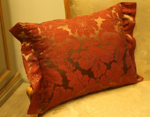 Декоративные подушки из тканей компаньонов