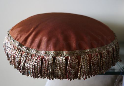 Круглая подушка с бахромой