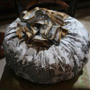 Необычная круглая подушка