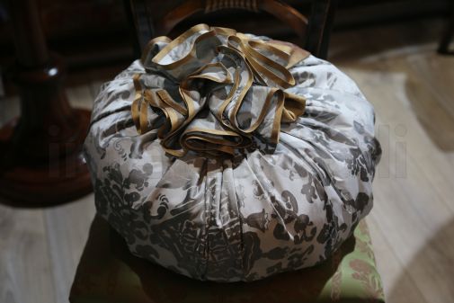 Необычная круглая подушка