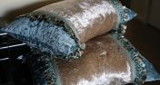 Велюровые подушки с декоративной тесьмой